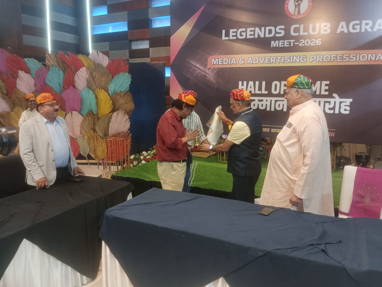 आगरा में लीजेंड्स क्लब के वार्षिक मिलन समारोह में हॉल ऑफ फेम सम्मान प्राप्त करते मीडिया और विज्ञापन जगत के दिग्गज