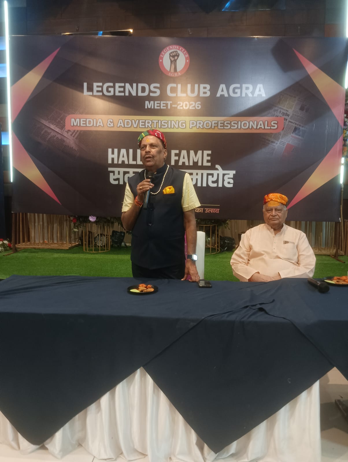 लीजेंड्स क्लब आगरा के वार्षिक मिलन समारोह में उपस्थित शहर के प्रमुख उद्योगपति पत्रकार और विज्ञापन जगत के वरिष्ठ सदस्य