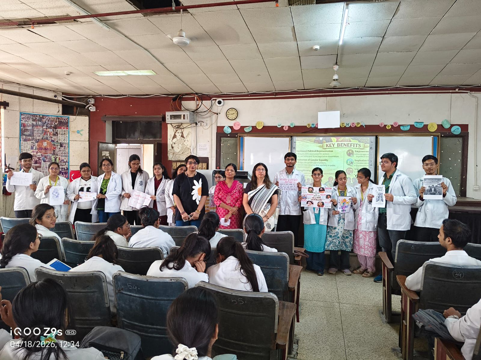मिशन शक्ति कार्यक्रम के दौरान एसएन मेडिकल कॉलेज में उपस्थित वरिष्ठ डॉक्टर और छात्राएं