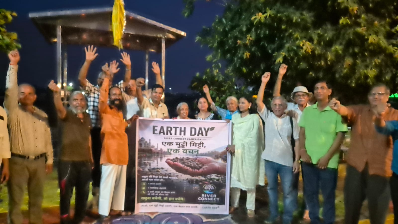 पृथ्वी दिवस के अवसर पर आगरा में यमुना किनारे रिवर कनेक्ट अभियान के स्वयंसेवक शपथ लेते हुए