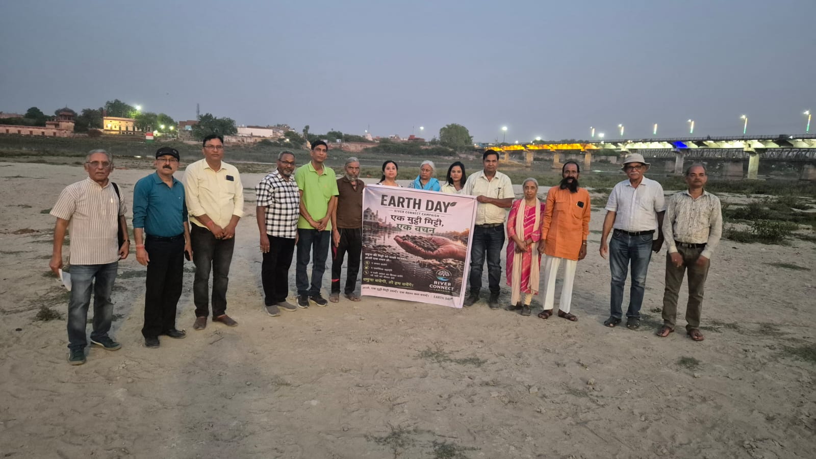 हाथों में यमुना की मिट्टी लेकर कसम खाते हुए रिवर कनेक्ट अभियान के सदस्य