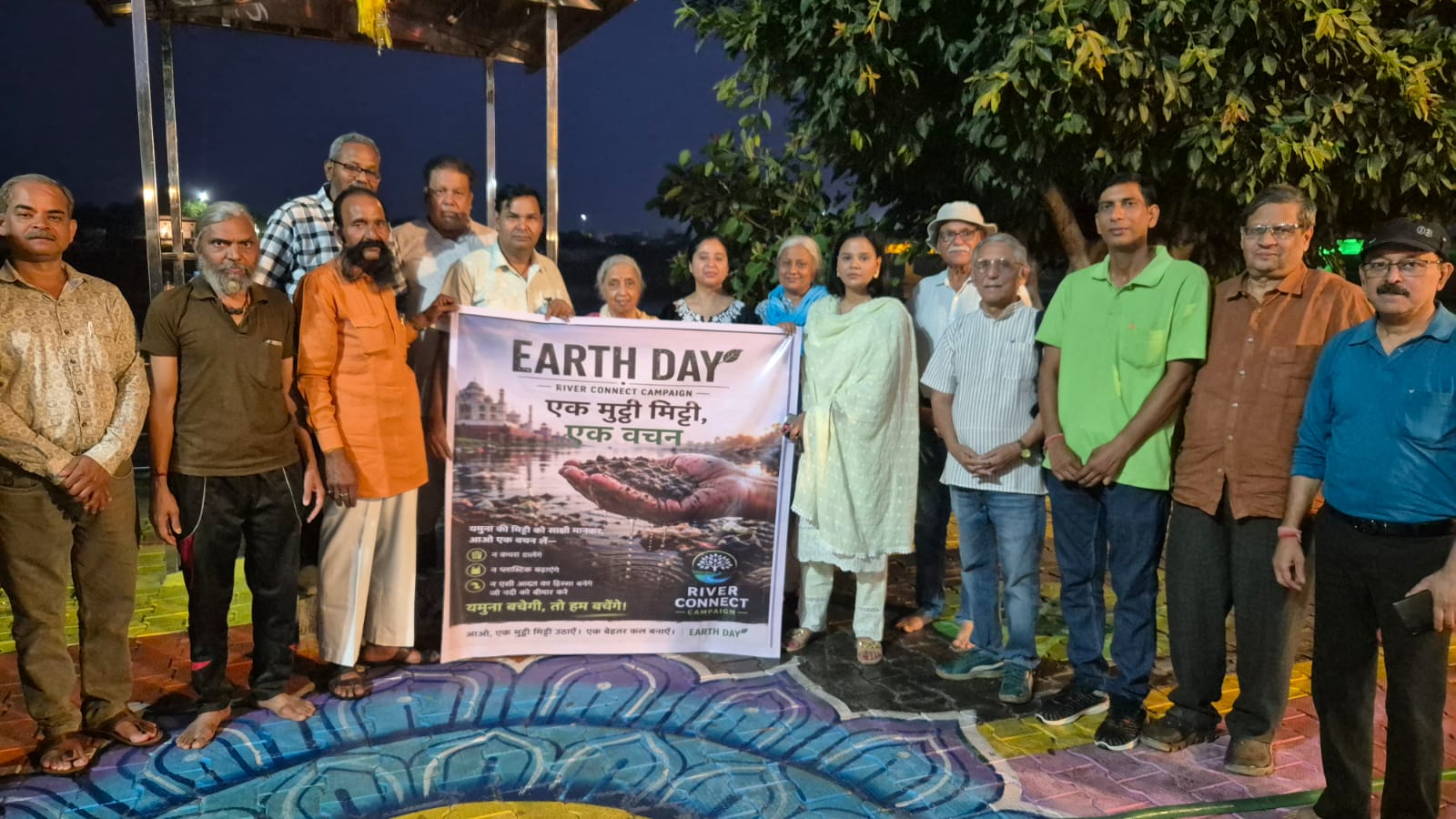 यमुना नदी के गिरते जल स्तर और प्रदूषण को लेकर चिंता व्यक्त करते पर्यावरण प्रेमी