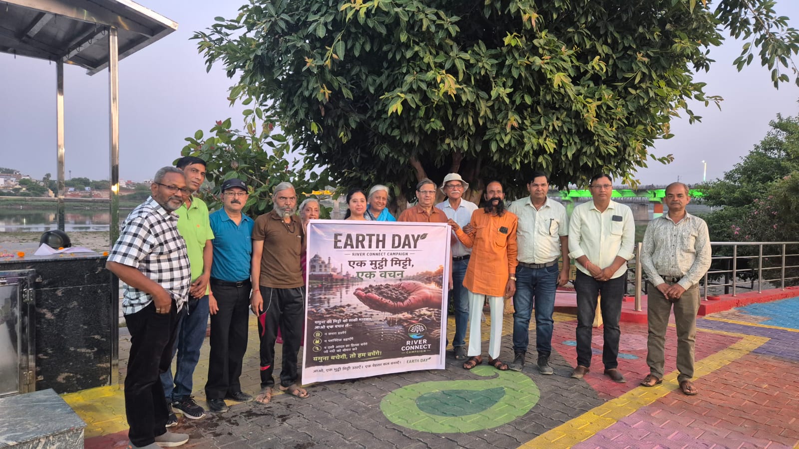 यमुना किनारे आरती और संकल्प सभा का आयोजन