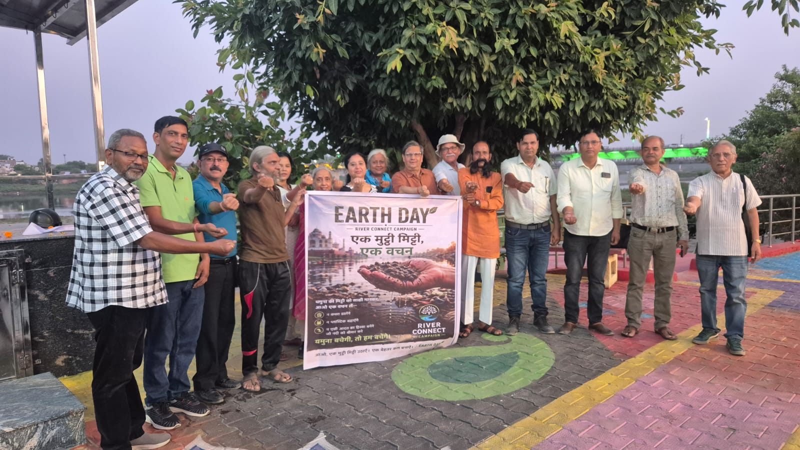 यमुना संरक्षण को लेकर चर्चा करते हुए आगरा के गणमान्य नागरिक