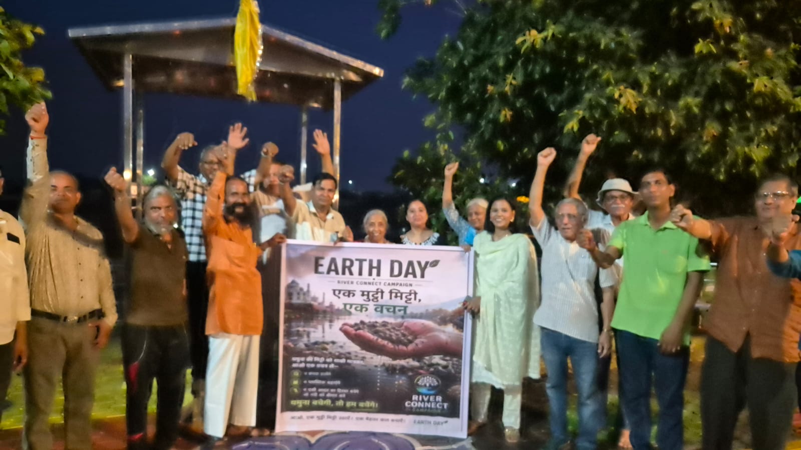 यमुना नदी में प्रदूषण और घटते जल स्तर का एक दृश्य