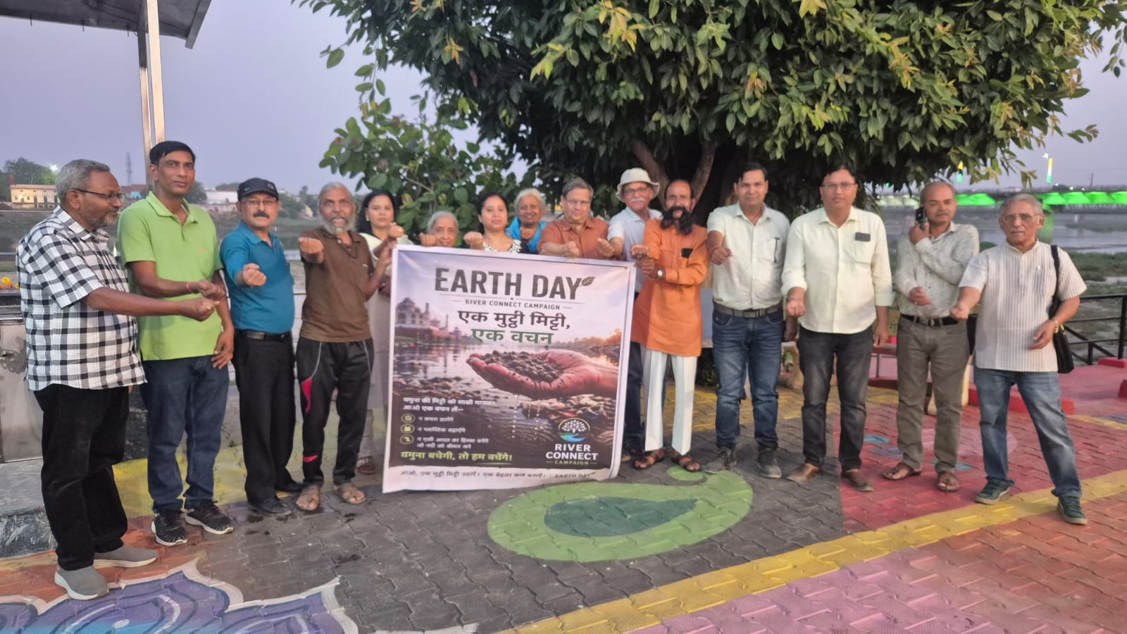 यमुना की दुर्दशा पर मंथन करते हुए सामाजिक कार्यकर्ता