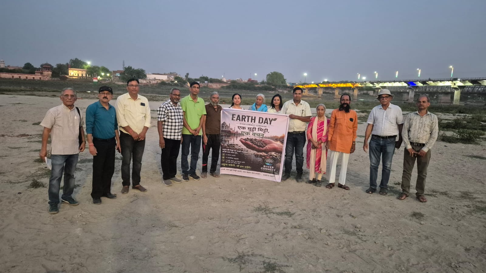 यमुना मैय्या की विशेष आरती में भाग लेते हुए श्रद्धालु और स्वयंसेवक