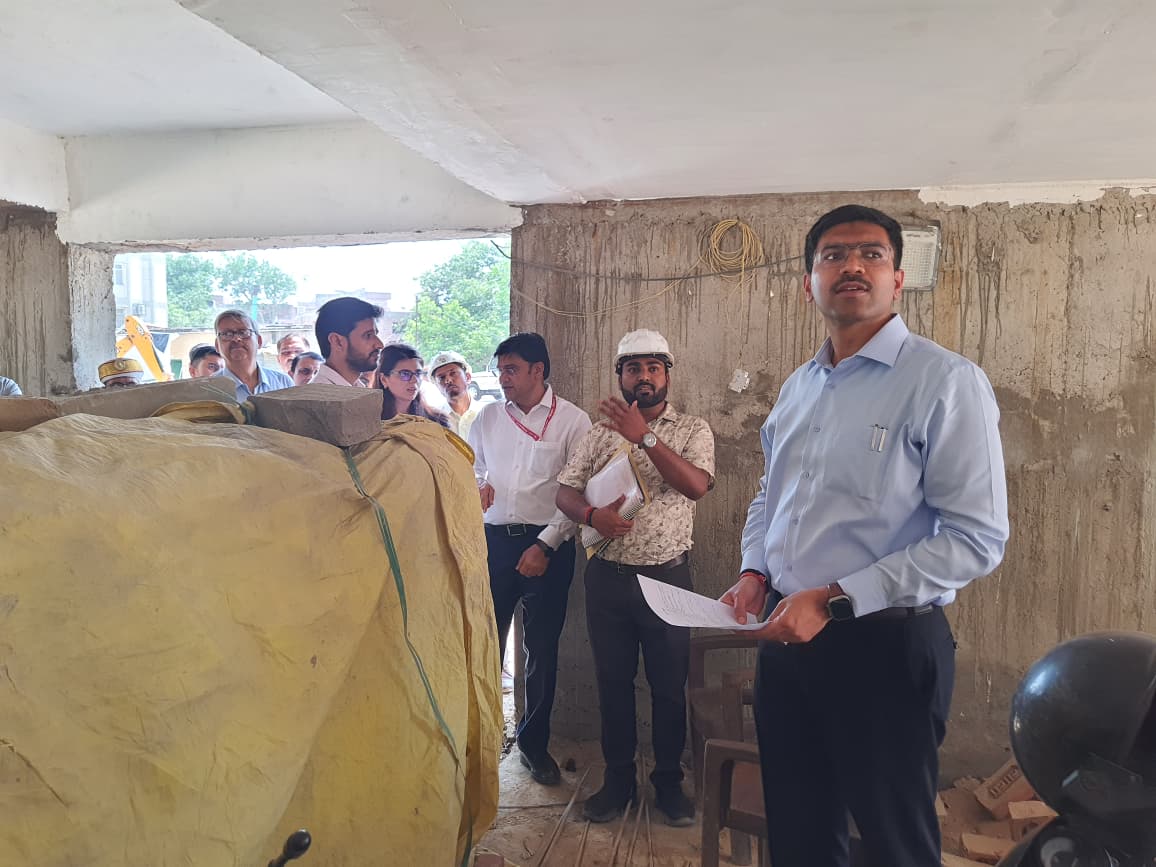 प्रोजेक्ट मैनेजर और इंजीनियरों को 15 दिन का सख्त अल्टीमेटम देते डीएम आगरा