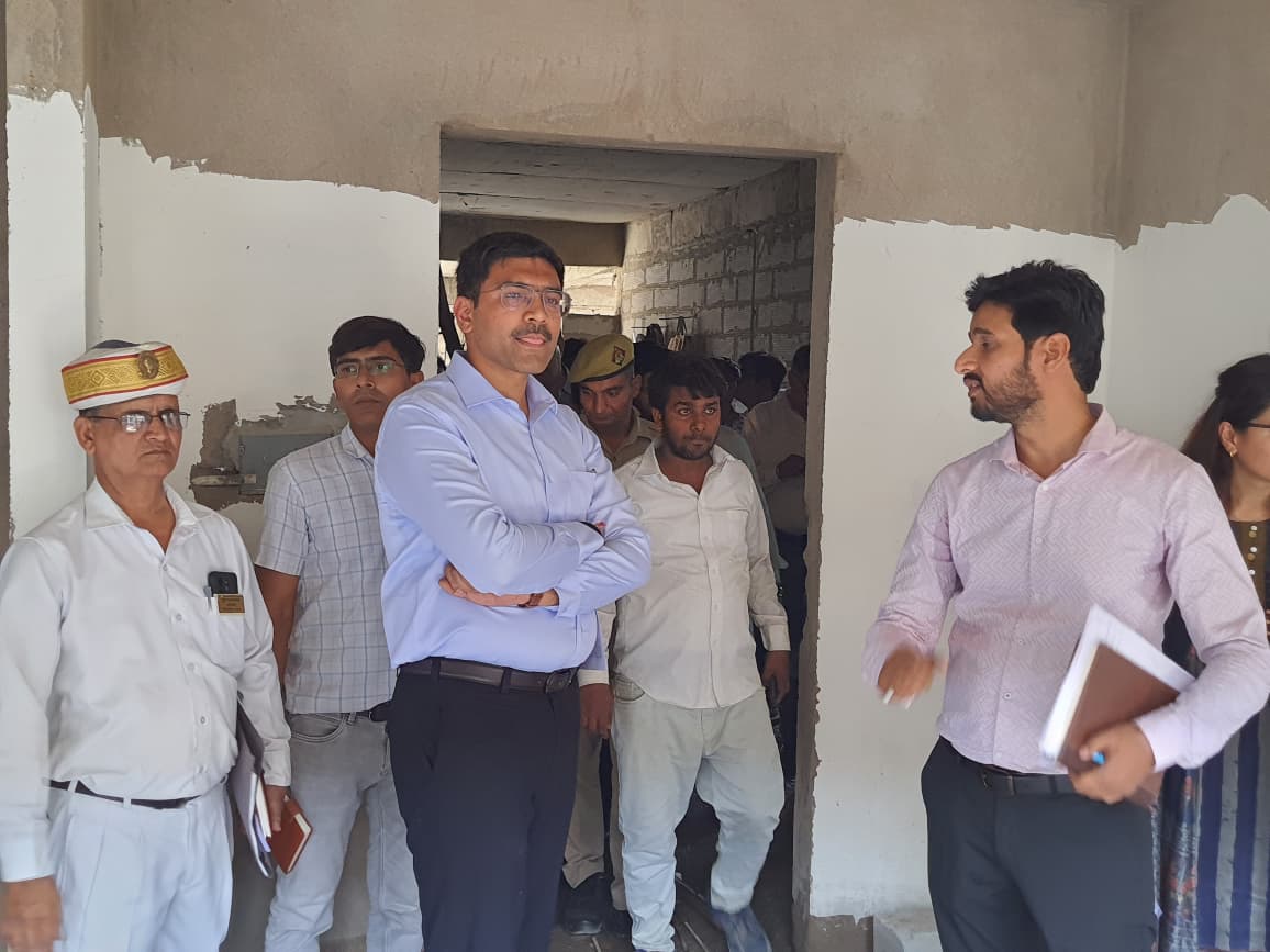 निर्माणाधीन हॉस्टल ब्लॉक के ले-आउट और कमरों की जांच करते डीएम आगरा