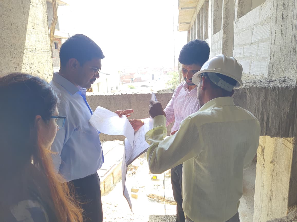 लेडी लॉयल अस्पताल के विस्तारीकरण कार्य की प्रगति रिपोर्ट और नक्शा देखते हुए डीएम