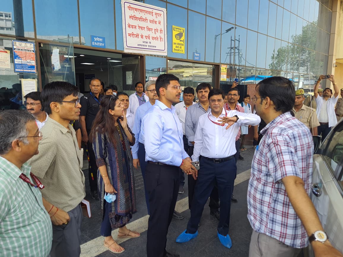 सुपर स्पेशलिटी ब्लॉक के बाहर मरीजों की सुविधाओं की जानकारी लेते अधिकारी