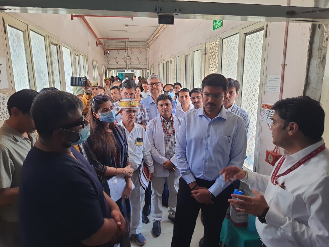 एसएन मेडिकल कॉलेज के इमरजेंसी वार्ड और अस्पताल परिसर का निरीक्षण करते हुए जिलाधिकारी