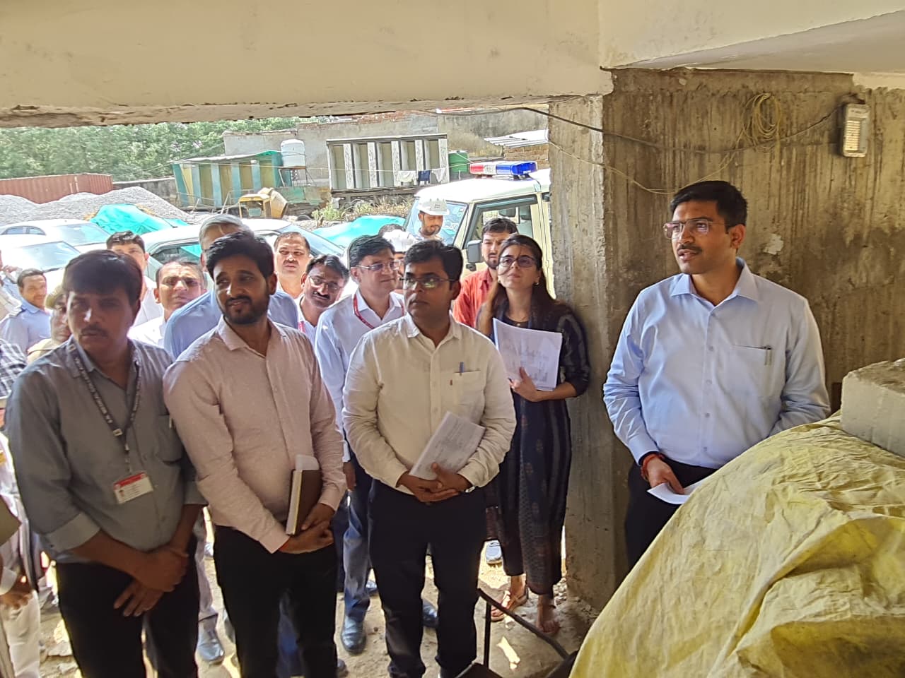 कंक्रीट पिलर की गुणवत्ता और शटरिंग लेवल की बारीकी से जांच करते डीएम मनीष बंसल
