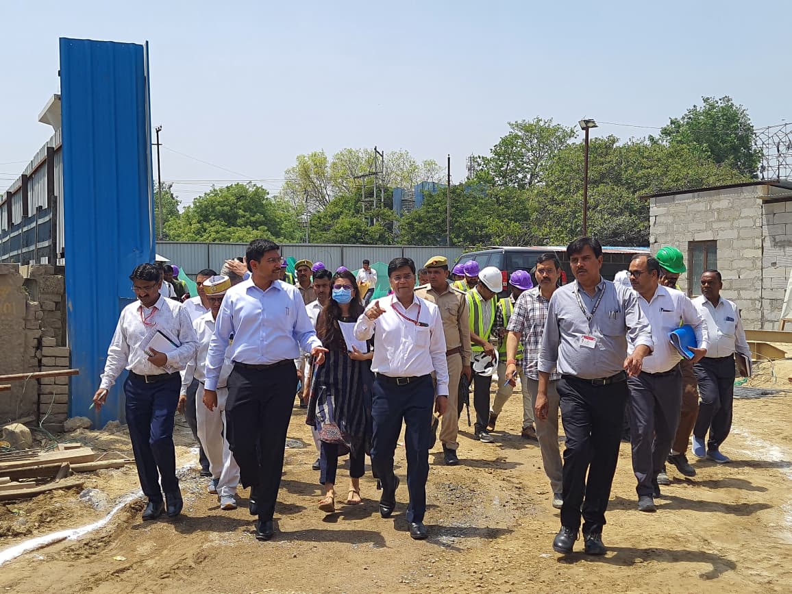 निर्माण स्थल पर ट्रांसपोर्टेशन और धूल नियंत्रण व्यवस्था का जायजा लेते जिलाधिकारी