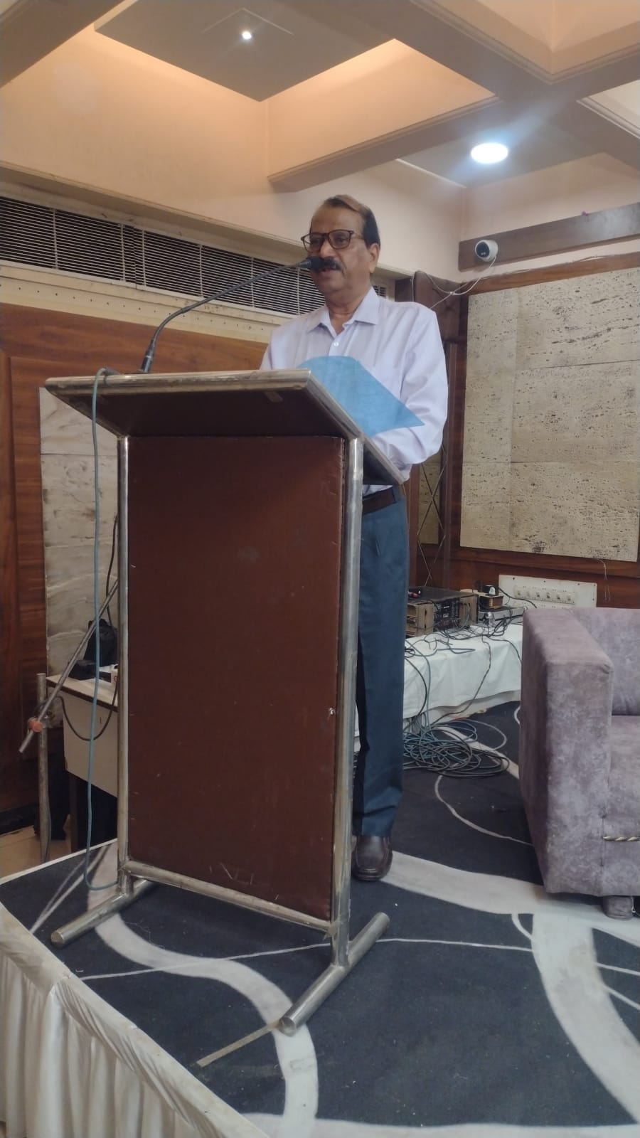 आगरा के होटल ग्रैंड में आयोजित 41वें चित्रांशी कुल हिंद मुशायरे की गरिमामय झलक