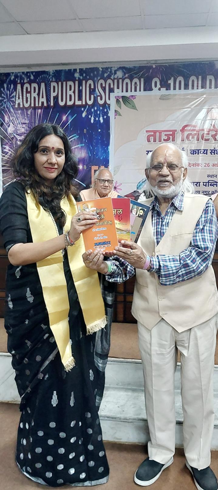 काव्य संध्या के दौरान अपनी ओजस्वी रचनाएं प्रस्तुत करते हुए आमंत्रित कवि