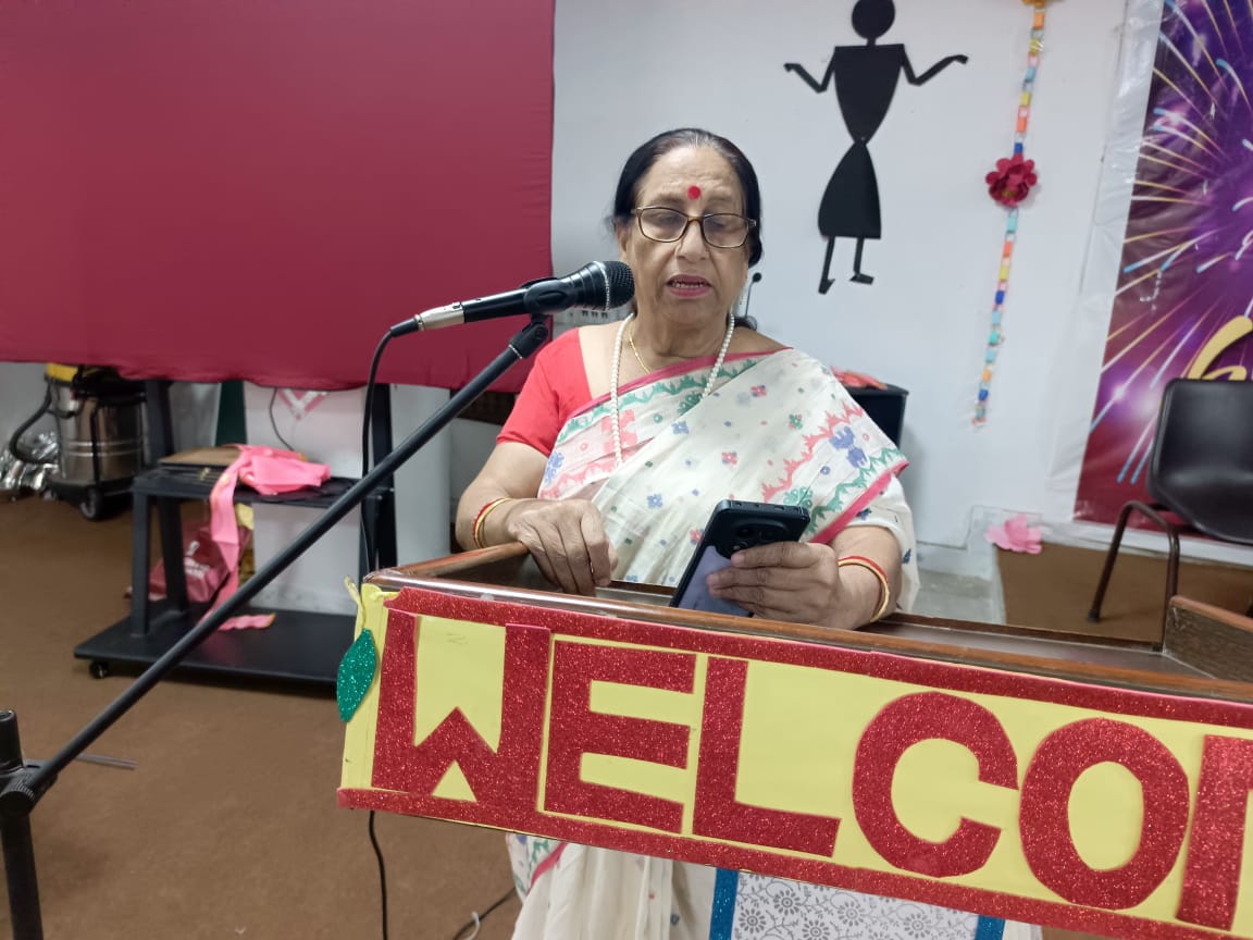 साहित्य महोत्सव में पधारे अतिथियों का माल्यार्पण कर स्वागत करते हुए आयोजन समिति के सदस्य