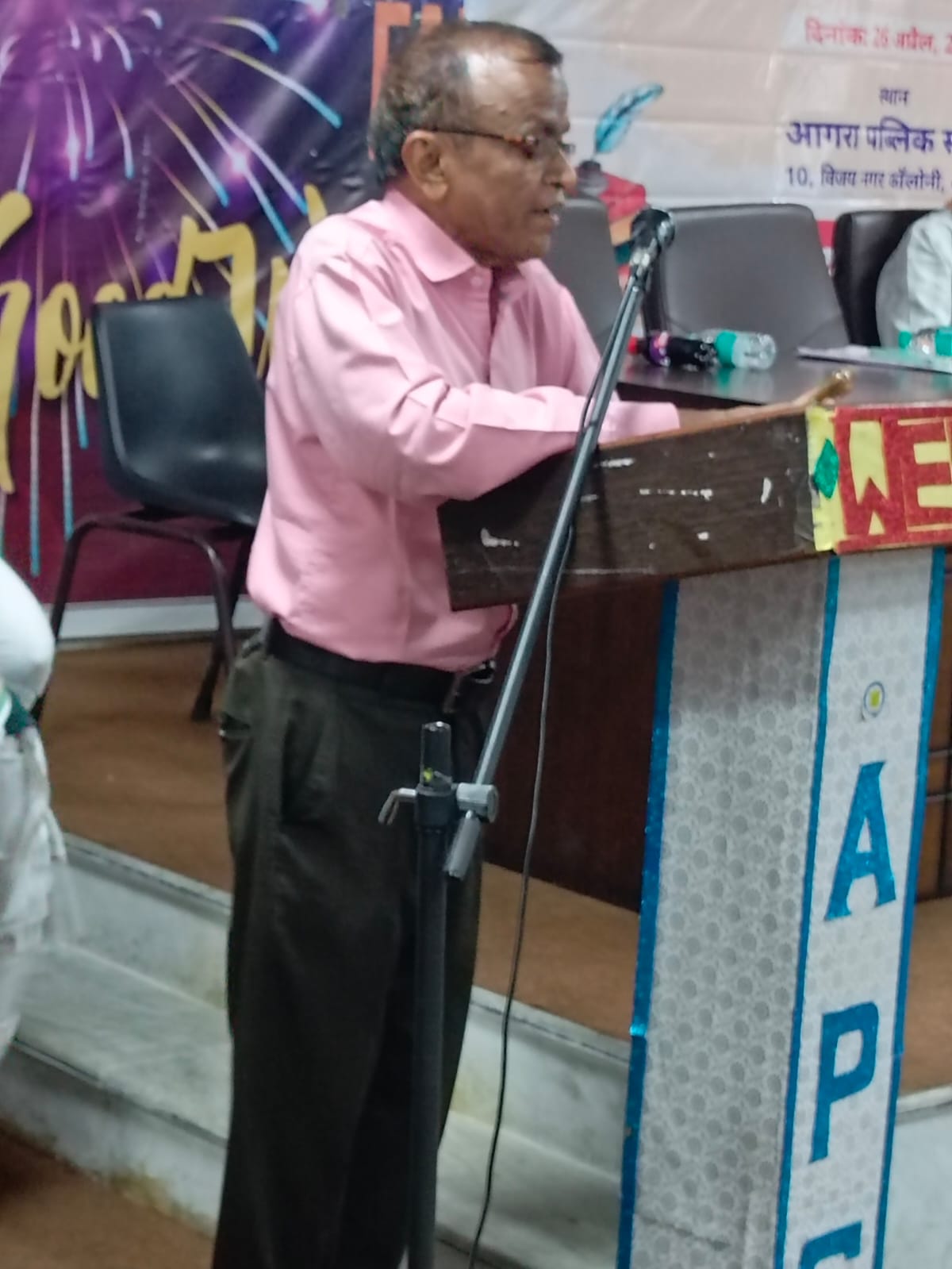 मंच पर उपस्थित वरिष्ठ साहित्यकार एवं ताज लिटरेचर क्लब के सम्मानित पदाधिकारी