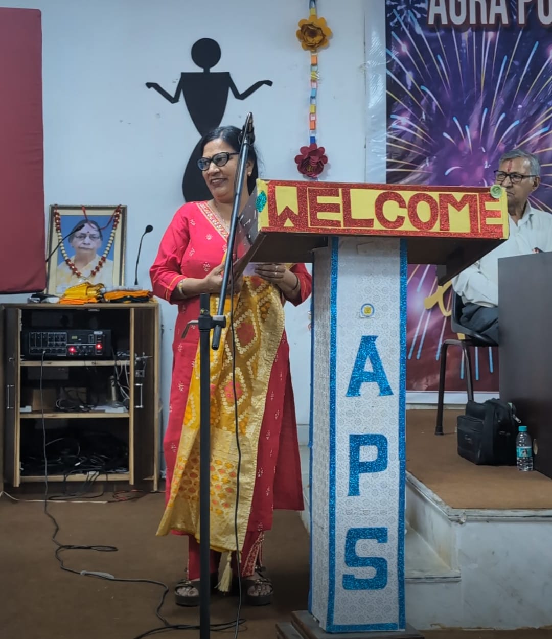 डॉ अरविंद कपूर की अंग्रेजी कविताओं के संकलन का भव्य विमोचन करते हुए अतिथि