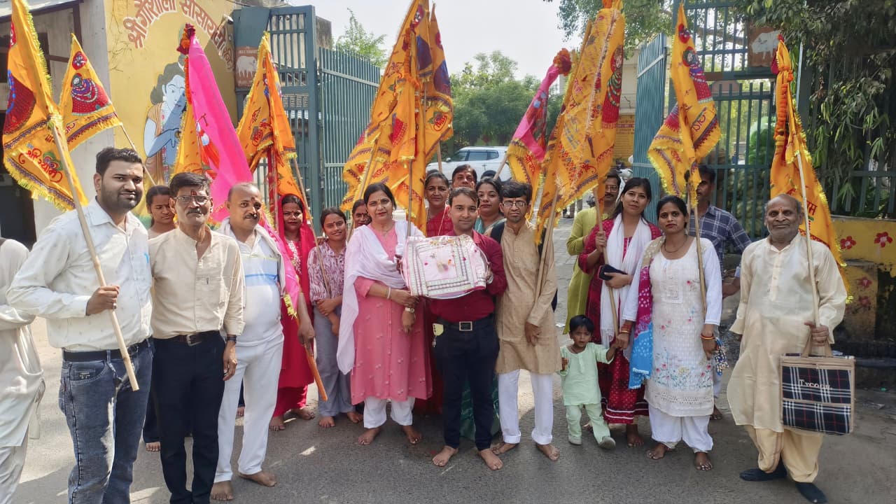 आगरा में खाटू श्याम की भव्य निशान यात्रा में शामिल श्रद्धालु