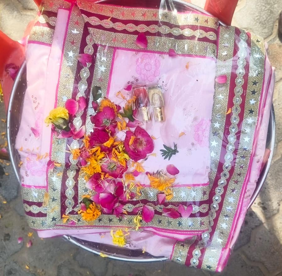 आगरा में खाटू श्याम की निशान यात्रा के दौरान भक्तों द्वारा की गई गौ माता की सेवा