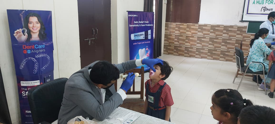 राघवेंद्र स्वरूप पब्लिक स्कूल आगरा में स्वास्थ्य जांच शिविर का दृश्य