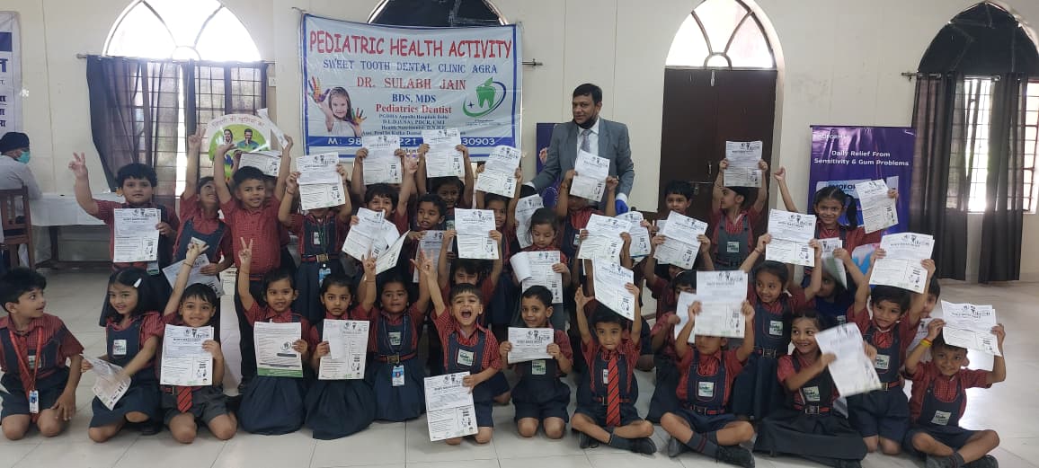 मेडिकल टीम द्वारा छात्रों के दांतों की जांच करते हुए