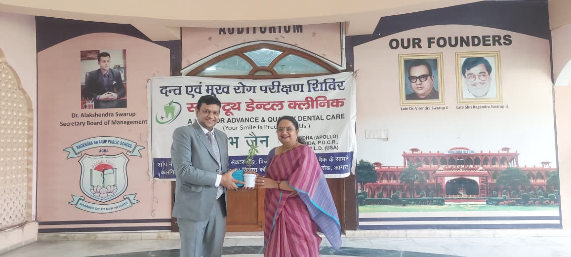 छात्रों को मौखिक स्वास्थ्य और ब्रशिंग के तरीके के बारे में जागरूक करती हुई टीम