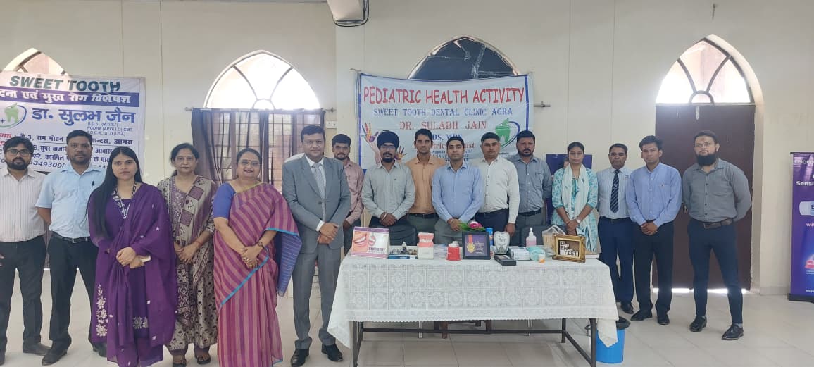 छोटे बच्चों के दांतों का बेहद बारीकी से परीक्षण करते हुए डेंटिस्ट