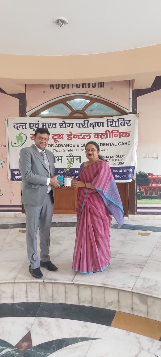 विद्यालय प्रशासन और मेडिकल टीम के सदस्यों के बीच चर्चा