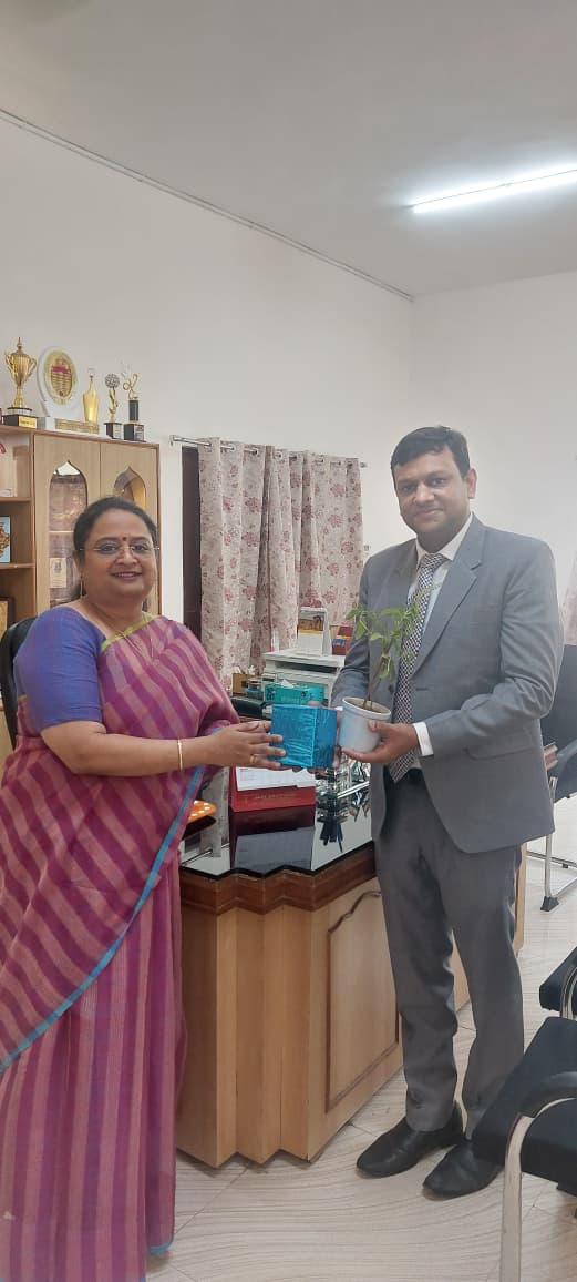 मेडिकल टीम और विद्यालय प्रबंधन की एक सामूहिक तस्वीर