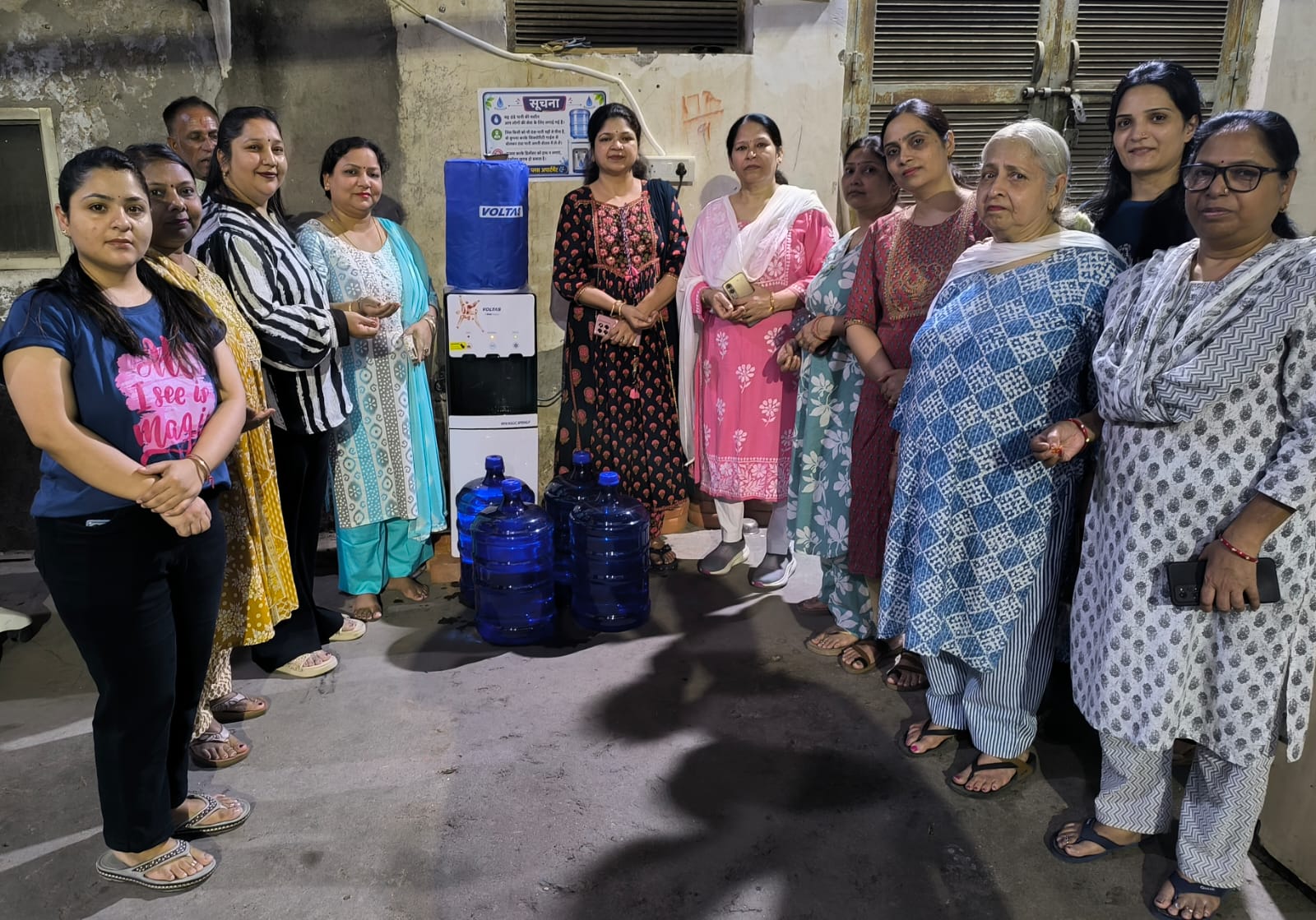 आगरा के पारस पर्ल्स अपार्टमेंट में शीतल जल मशीन के उद्घाटन के अवसर पर उपस्थित महिलाएं