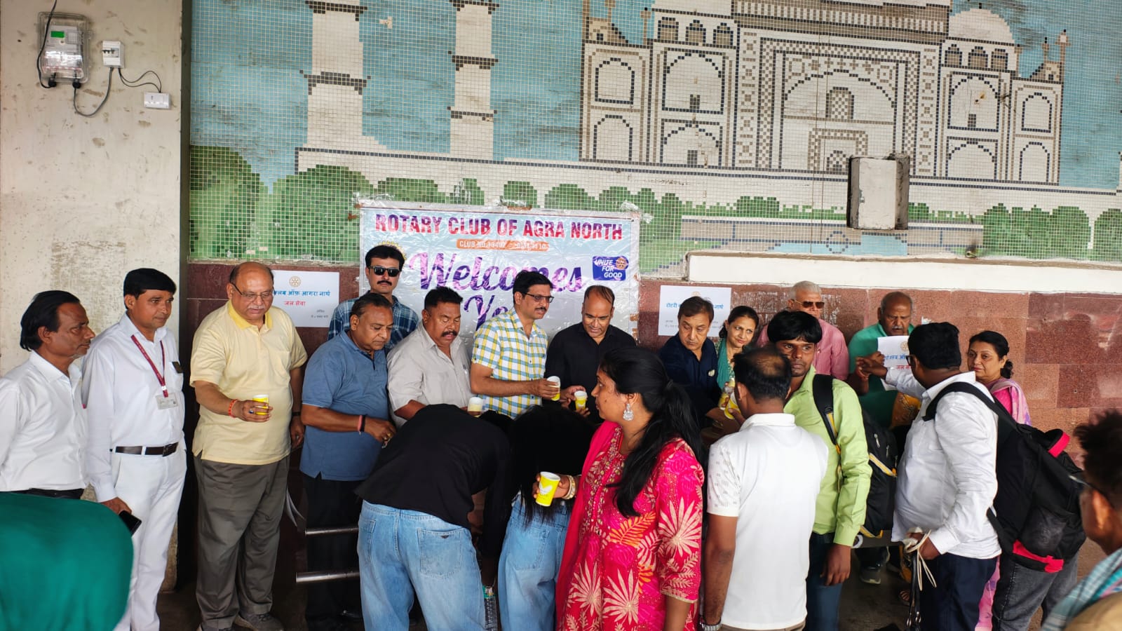 रेलवे स्टेशन पर तपती गर्मी में ट्रेन यात्रियों की प्यास बुझाते हुए सेवादार