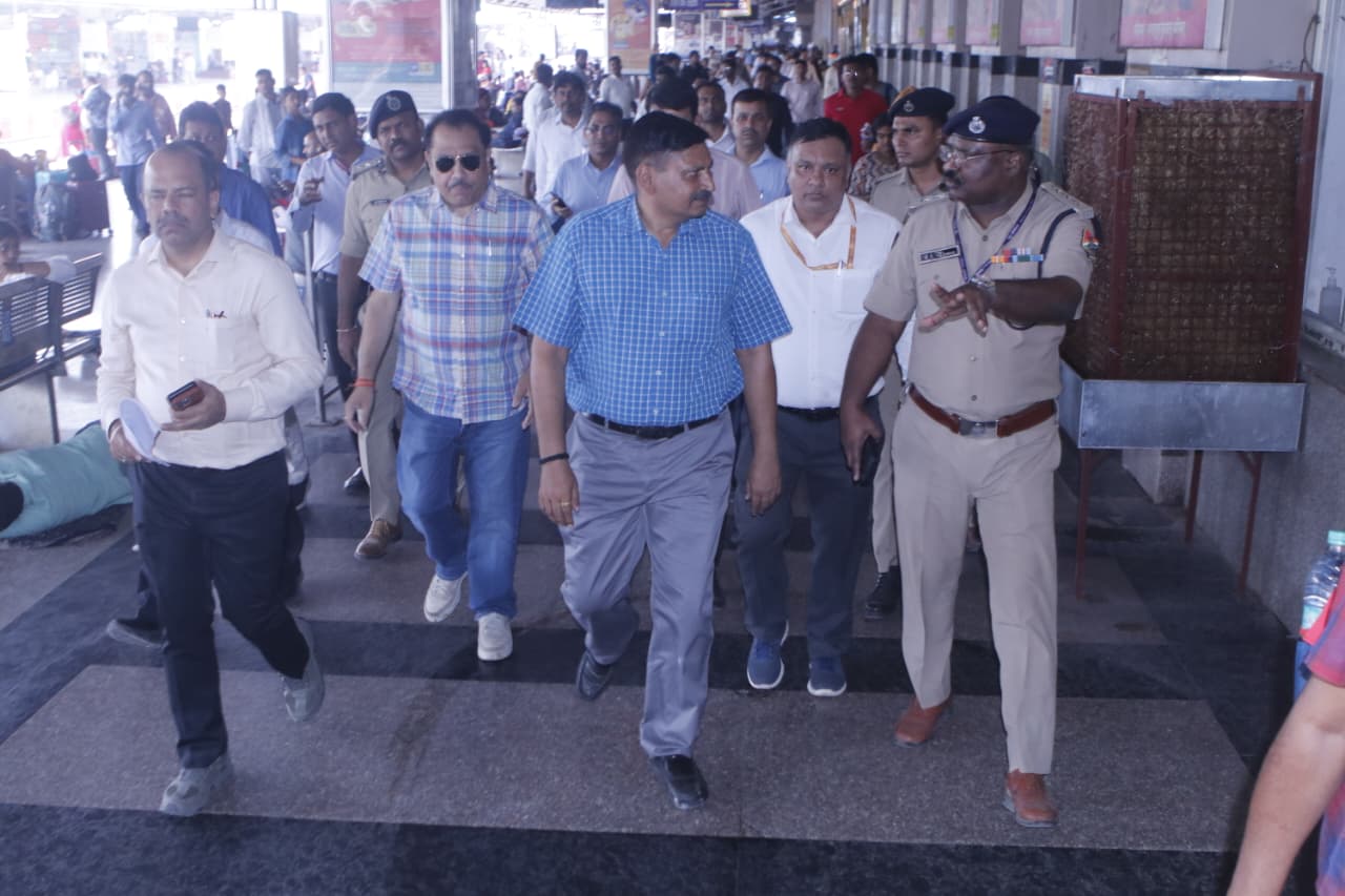 महाप्रबंधक उत्तर मध्य रेलवे नरेश पाल सिंह आगरा मंडल के निरीक्षण के दौरान