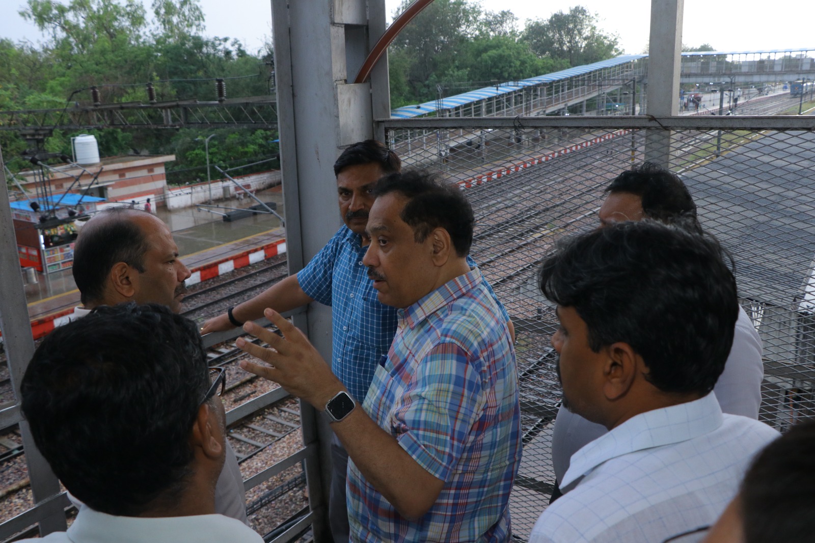 आगरा मंडल के अधिकारियों के साथ स्टेशन सुविधाओं की समीक्षा करते महाप्रबंधक