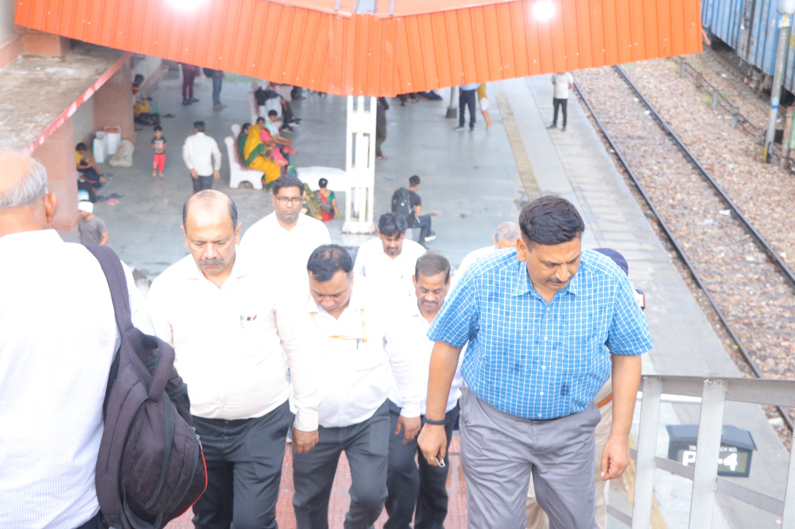 ईदगाह स्टेशन पर द्वितीय प्रवेश द्वार के कार्यों का निरीक्षण करते महाप्रबंधक