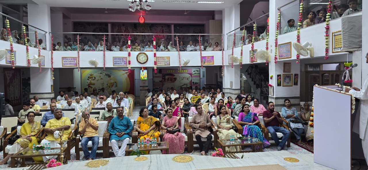 अतिथियों द्वारा दीप प्रज्वलन कर कार्यक्रम का शुभारंभ