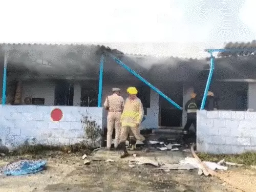 तमिलनाडु के विरुधुनगर में पटाखा फैक्ट्री में हुए भीषण धमाके के बाद मलबे और धुएं में तब्दील इमारत का खौफनाक दृश्य