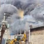 आगरा की रबर फैक्टरी में भीषण आग