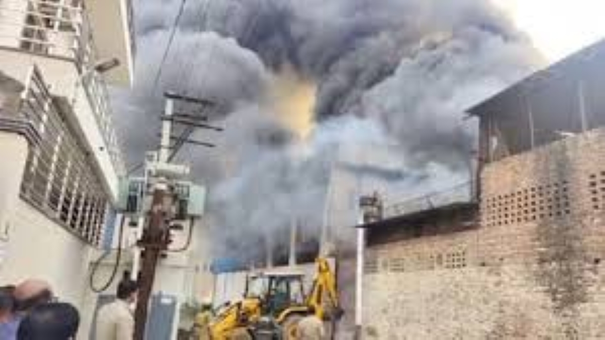 आगरा की रबर फैक्टरी में भीषण आग