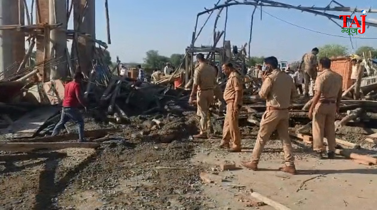 औरैया बॉर्डर पर निर्माणाधीन प्रवेश द्वार ढहा, मलबे में दबे मजदूर