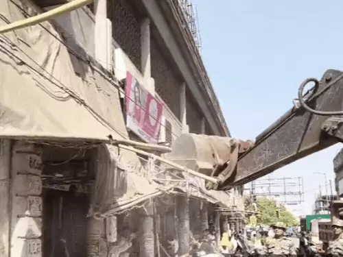 आगरा के राजामंडी बाजार में नगर निगम का अतिक्रमण हटाओ अभियान