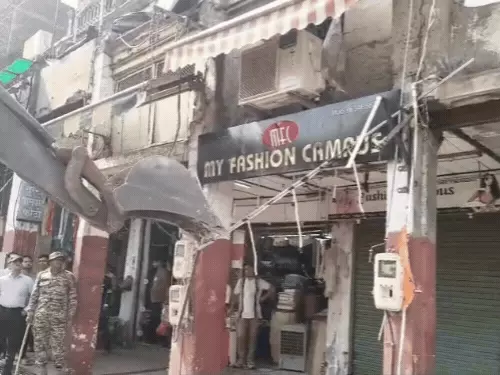 नगर निगम की कार्रवाई के दौरान राजामंडी बाजार में जमा हुए लोग और पुलिस फोर्स