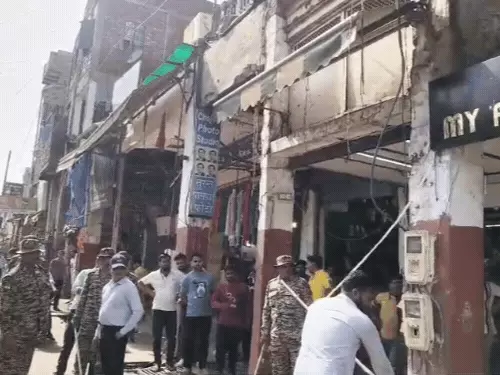 राजामंडी बाजार में कार्रवाई के दौरान अपना सामान हटाते और भागते हुए व्यापारी