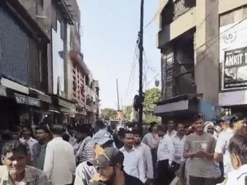 बुलडोजर से अवैध शेड और अतिक्रमण ध्वस्त करती नगर निगम की टीम