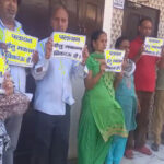 मेरठ के सेक्टर-2 में घरों पर लगे पलायन के पोस्टर