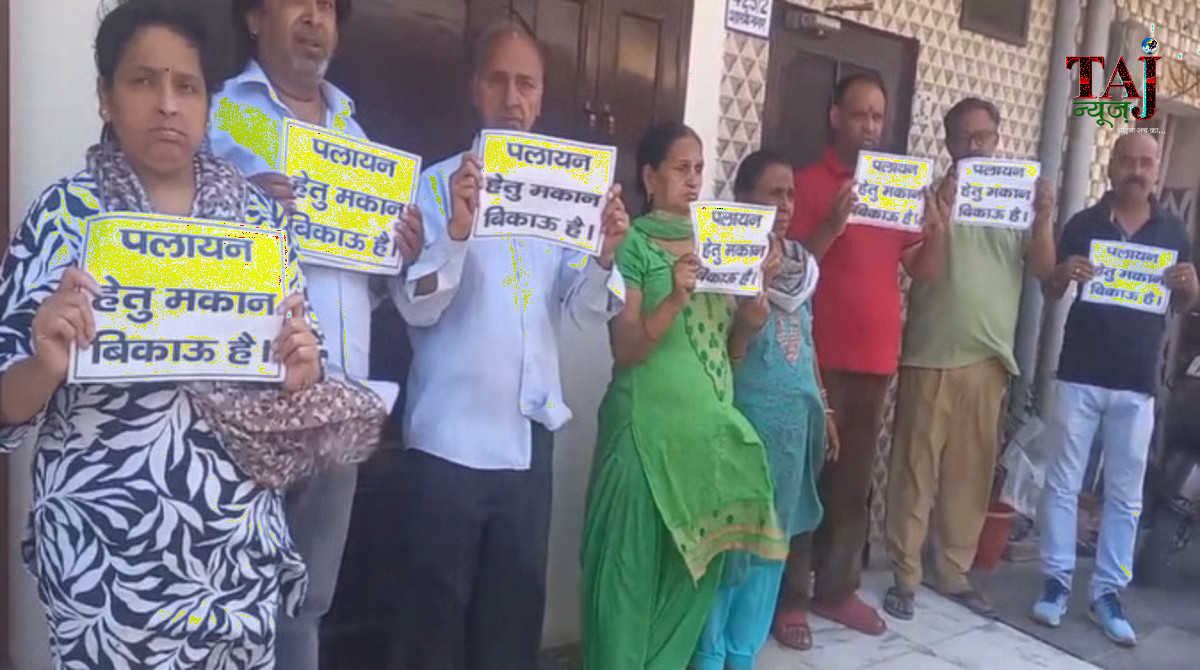 मेरठ के सेक्टर-2 में घरों पर लगे पलायन के पोस्टर