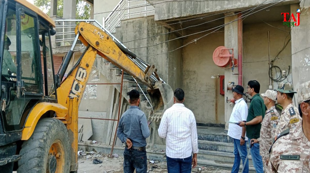 आगरा के भू-माफियाओं पर चला प्रशासन का हंटर