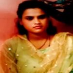 महोबा के सुभाष नगर में युवती की हत्या के बाद घटनास्थल पर जांच करती पुलिस टीम और रोते-बिलखते परिजन