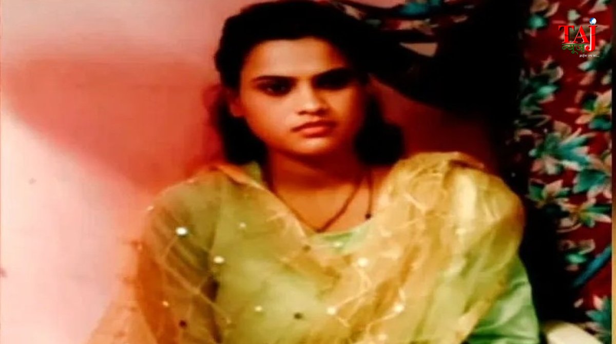 महोबा के सुभाष नगर में युवती की हत्या के बाद घटनास्थल पर जांच करती पुलिस टीम और रोते-बिलखते परिजन